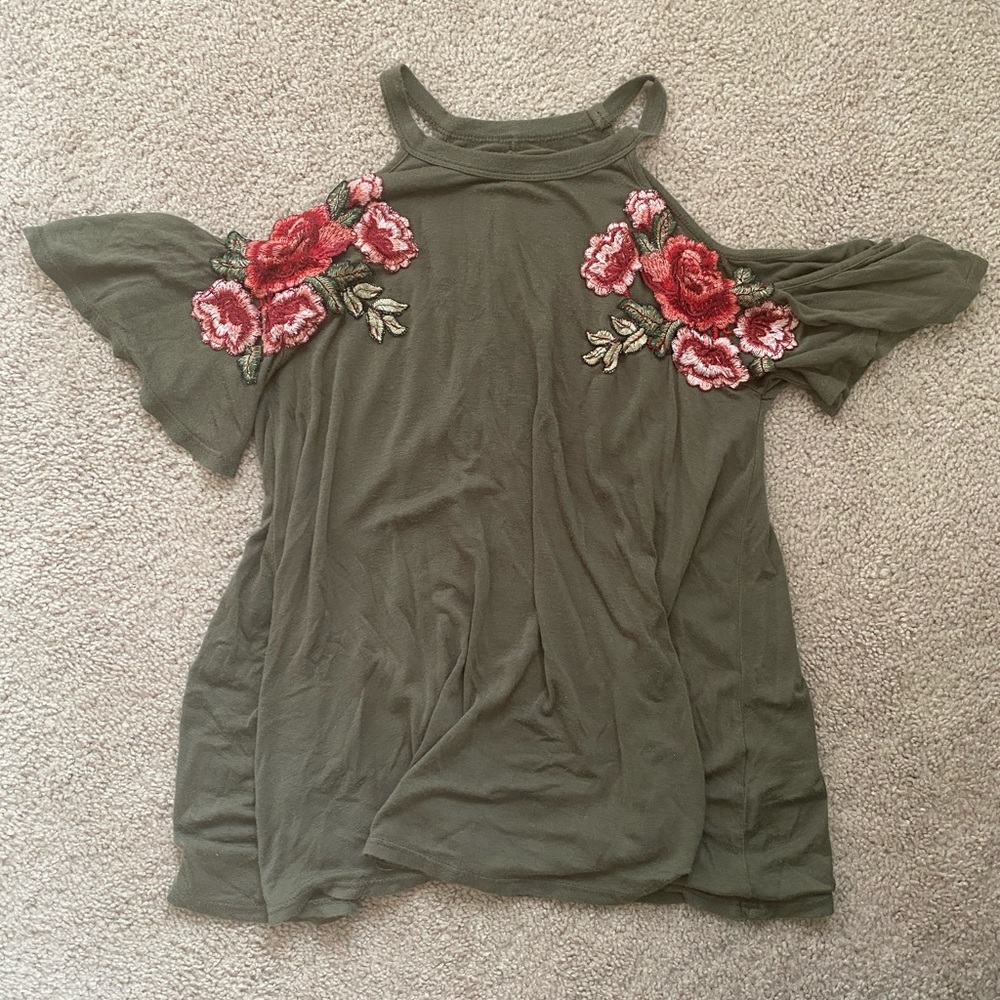 Cold shoulder flower embossed shirt